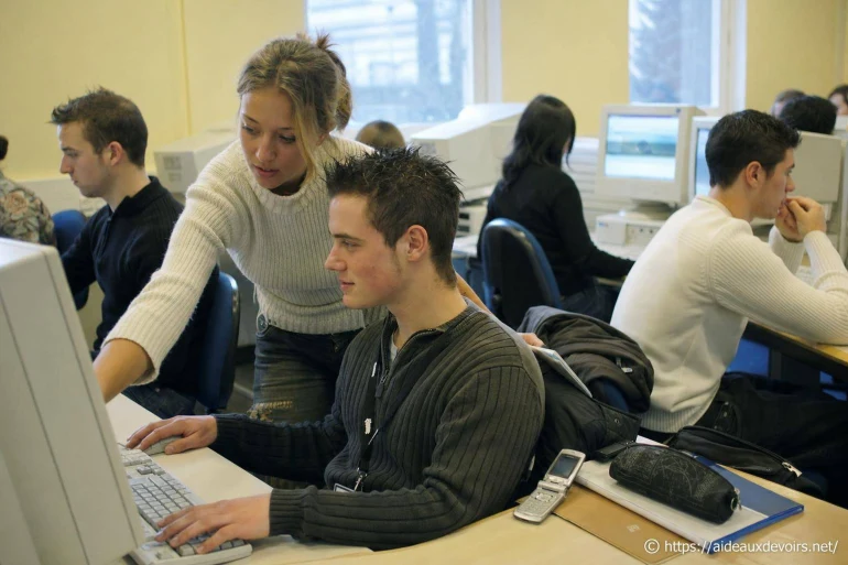 Étudiants en salle informatique avec ordinateur ancien